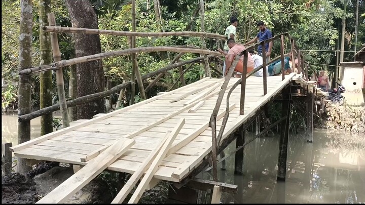 রাজাপুরে স্বেচ্ছাশ্রমে খালের ওপর কাঠের পুল নির্মাণ