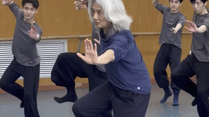 Dance teacher teaching live! His silver hair and white beard are so eye-catching!