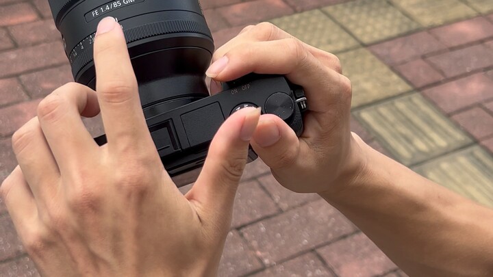 This camera shop is really shady—selling me such a piece of junk. Exposing them!