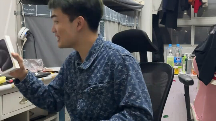 【-Zheng Haowen-】Video is loading—hurry and claim your surprise!