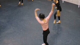 طالبة رقص بطول 165 سم ووزن 39 كجم~ تعالوا نلقي نظرة على رحلتي للوصول إلى النجاح