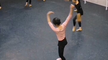 طالبة رقص بطول 165 سم ووزن 39 كجم~ تعالوا نلقي نظرة على رحلتي للوصول إلى النجاح