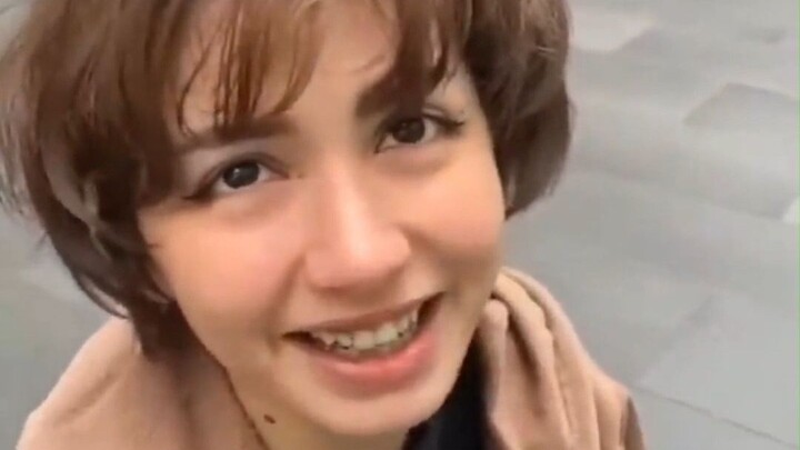 Gadis Imut Bertema “Kesedihan” + Fotografer Gila Goda Cewek di Jalan: Syuting 6 Versi Sudut Pandang 