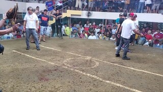 Gold vs white. ang laki pa ng puti. nakatyamba lang hahaha