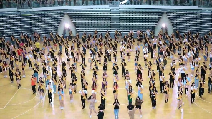 Red Velvet’s lead dancer leads 500 people in a stunning synchronized performance of “Zimzalabim” – t