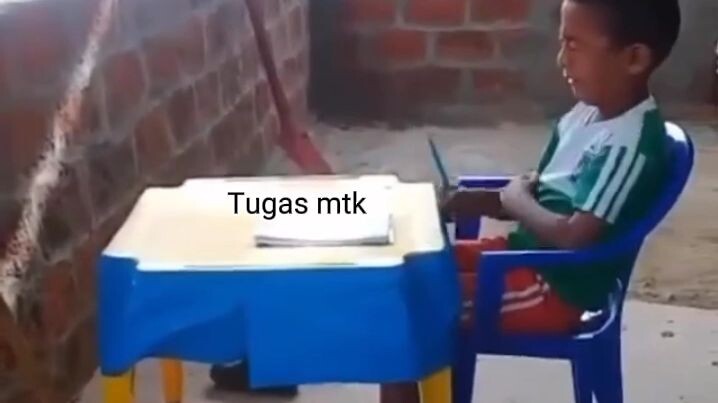 lagi ngerjain pr mtk