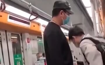 Holy cow, Guangzhou Metro one-on-one showdown!