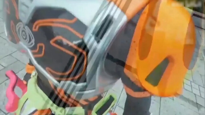 Check out the various Kamen Rider forms that Guizai lends money to his juniors