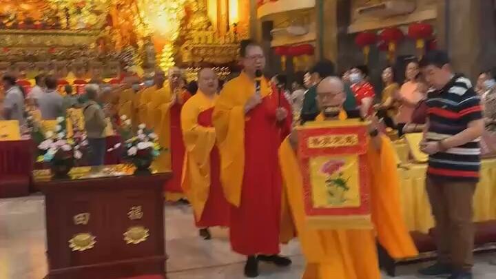人生在世，创造生存条件，努力学习生存本领，为自己活，活的像模像样。有条件时，也帮助他人。