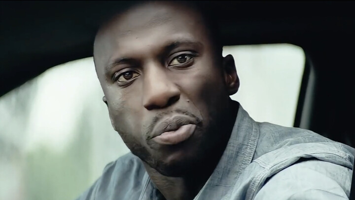 Chỉ vì dừng xe chờ đèn đỏ, một người đàn ông da đen đã lao tới đánh đập dã man, cuối cùng phải trả g