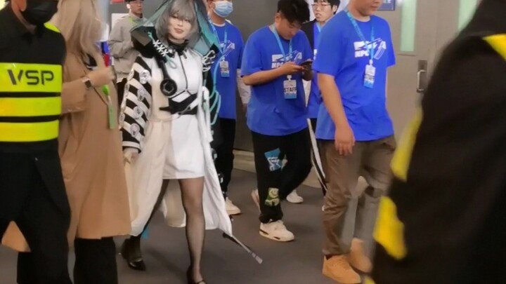 Official cosplayers collectively finish work