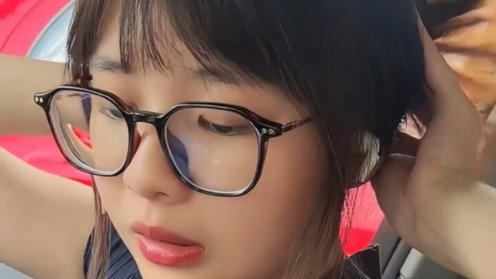 Kenapa begitu naik mobil dia langsung mengikat rambut?