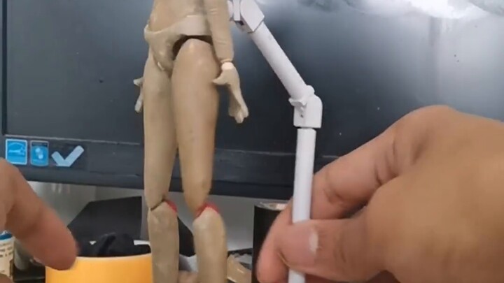 A simple demonstration of the Chainsaw Man action figure made by hand in half a month