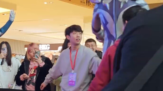 Zeta also wants a high five from Zero