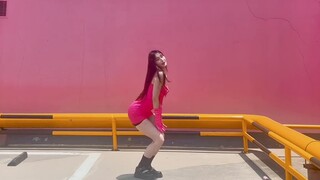 Pink Warrior (G)I-DLE QUEENCARD menari di bawah sinar matahari 35 derajat
