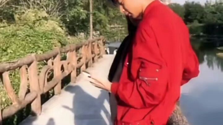 有时候，我们爱的人，可能并不是命中注定要陪我们走一生的人。