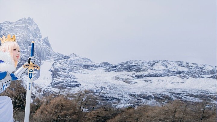 Video Cosplay Fate Saber Altria di Gunung Salju