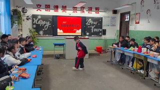 小学生元旦班级里跳街舞，同学们怎么没反应！难道不厉害吗？