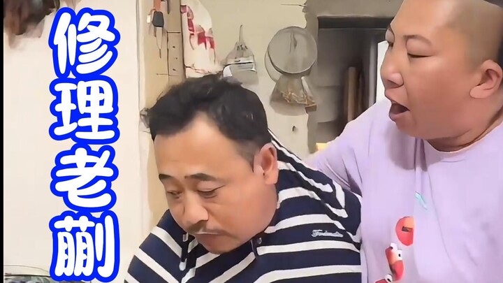 Cô Vũ làm một bát mì lạnh mát rượi, còn Thúy Hoa bưng đồ ăn đâm vào khung cửa lại còn trách khung cử