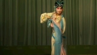 A stunning long silk dance, floating like the wind.