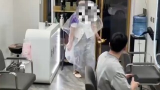 女子在家染完头发来理发店洗头，店主向她收10块钱  女子称：你咋这么黑心不就洗个头