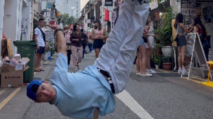 Ngedance di jalanan, tapi hasilnya malah agak canggung nih!