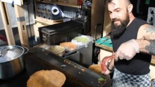ขนมปังอิตาเลียน Piadina แบนพร้อมสเต็กฉ่ำ อาหารข้างทางในลอนดอน