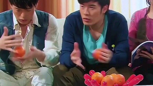 รุมกระทืบและชมว่าหล่อ สุดท้ายทุกคนก็หัวเราะกัน ฮ่าๆๆ