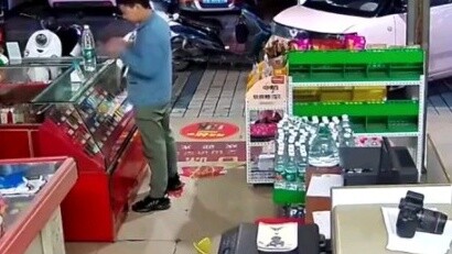 “ระหว่างการซื้อและการขโมย เขาเลือกที่จะบริจาค”