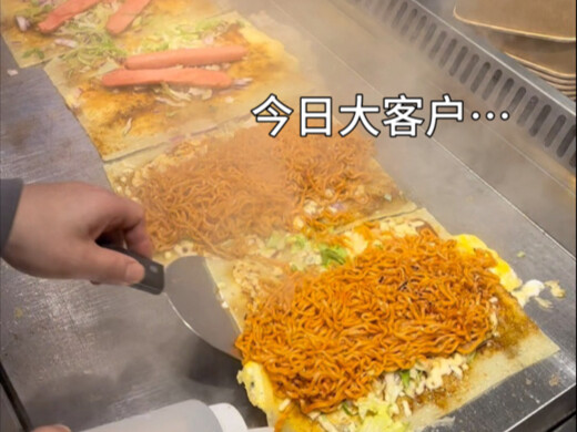 Sis cantik menikmati sepanci bakso panggang sendirian…