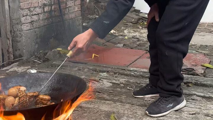 ลุงชวนชวนกับไส้กรอกทอด