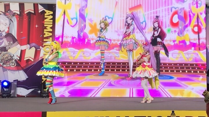 SoLaMi♡SMILE กระโดดสามชั้นด้วยอัตราซิงก์ 99%! ชนะเลิศการแข่งขันทีม d2 ในงาน AD04 Comic Con ที่ไหโข่ว