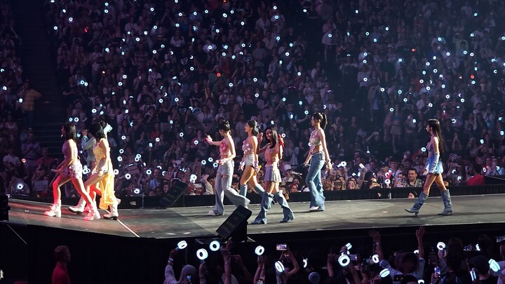 【Concert TWICE – London】Cả khán phòng đứng dậy! Medley hit cực cháy