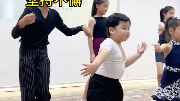 يجب أن يكون تعلم ربط أربطة الحذاء أسهل في استوديو الرقص اللاتيني!