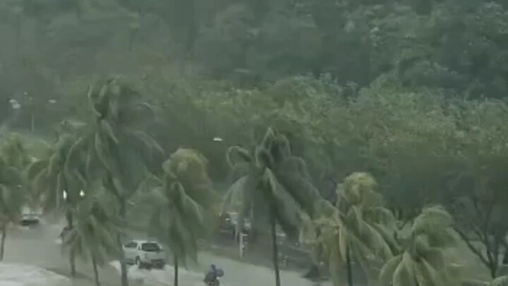 Ombak besar di Tanjung Lipat, Kota Kinabalu Sabah