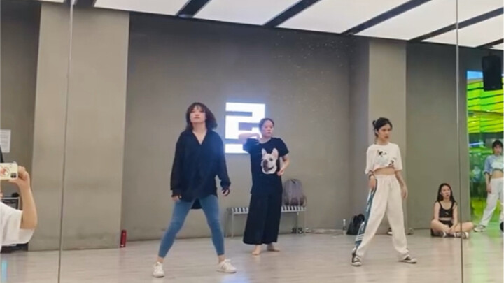 Teacher Liu Jiaoni’s choreography “Feenin,” a recording from a year ago during her class at Chengdu 