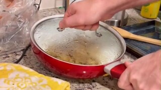 当你等着吃晚饭的时候，锅盖却死死地粘在了锅上