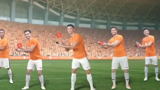 Berapa banyak uang yang diberikan iklan ini untuk Ronaldo? Bikin saya ngakak setengah mati, hahahaha
