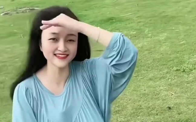 Sinar matahari hari ini sangat terang, agak menyilaukan, tapi tetap terasa sangat nyaman!