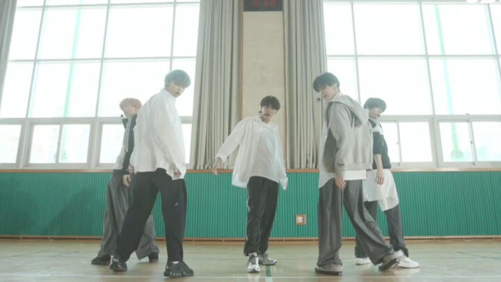 Little sisters, your prince has arrived! An elementary school student leads TXT in a surprise perfor