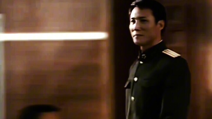 "في سن الثامنة والثلاثين، برتبة لواء، مفعم بالحيوية والنشاط"