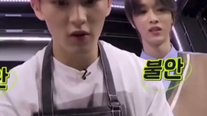 ขณะที่หลี่หม่าเค่อกำลังทำอาหาร เซียวจวิ้นก็: (พร้อมดับไฟทุกเมื่อ)