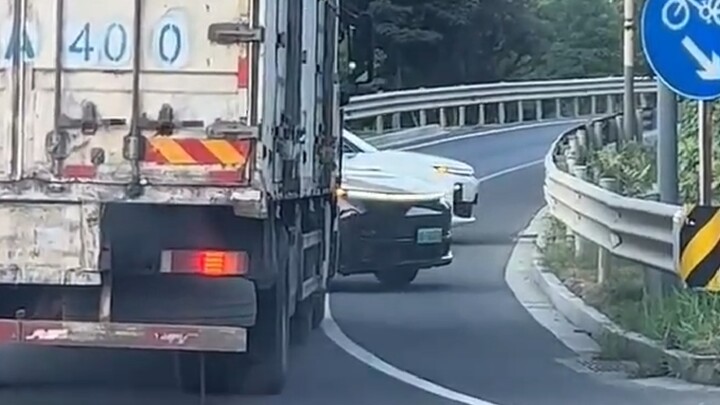 Dua Pembalap Hitam Putih Berbalik Arah dengan Cepat