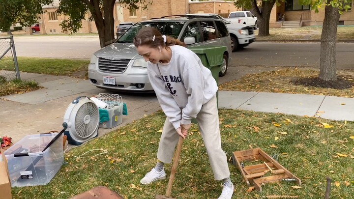 This is a heartwarming video of an American girl smashing things with a hammer, hahaha!
