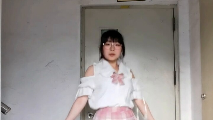 (?) Selamatkan Raja Hiburan Cina Cyndi Wang yang bernyanyi "Love You" dengan mikrofon penuh dan melo