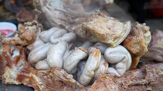 THƯỞNG THỨC MÓN GÀ ĐEN MÓN ĂN KHÔNG THỂ BỎ QUA KHI ĐẾN VỚI CHỢ PHIÊN VÙNG CAO