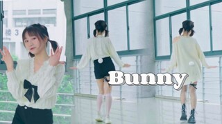 Bunny~ This bunny is so cute shaking its tail❤️ Do you like the left or right one [Sugar Baby]