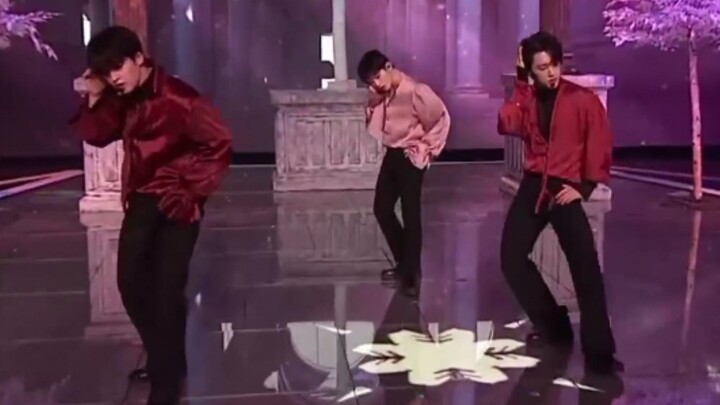 แดนซ์โซโล่ของหัวหน้าทีมสามคนนี่หายไปนานมาก! พอออกมาตอนแรกฉันถึงกับร้องไห้ลั่นเลย!