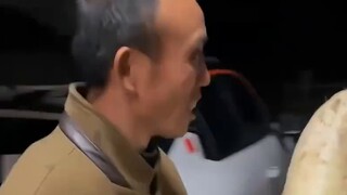 "Chúng ta đã đồng ý cùng nhau lớn lên nhưng bạn vẫn ở lại tuổi thơ! Có người bảo vệ làng nào như vậy