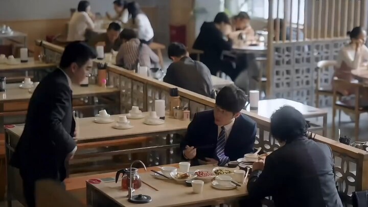 Kepala perusahaan nggak setuju saat tokoh utama mengundurkan diri, malah si bos juga mau mundur bers